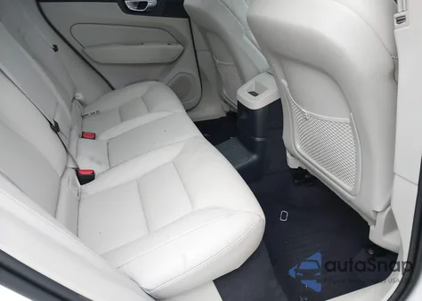 2024 Volvo Xc60 Recharge Plug-In Hybrid T8 Core Dark Theme z USA, uszkodzony, nr VIN YV4H60DK6R1925870